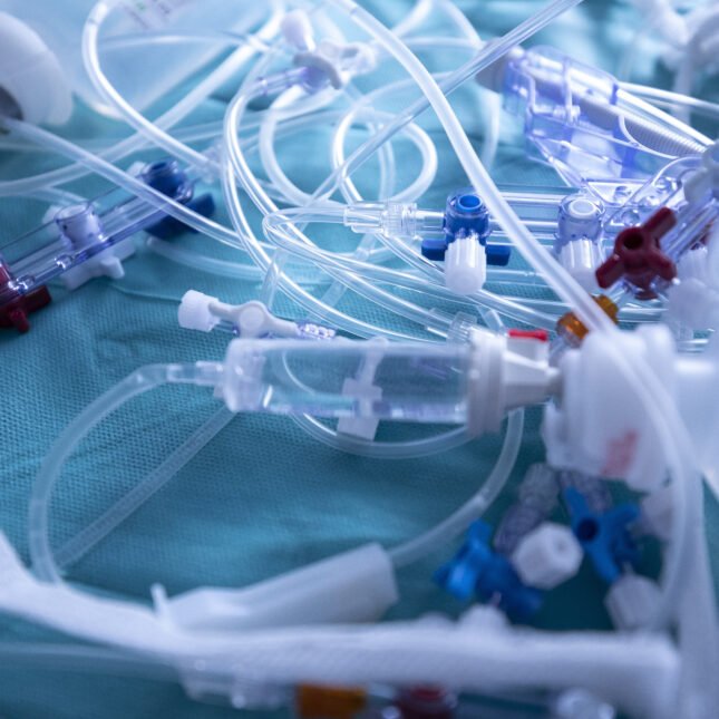 Platinum-based chemotherapy in childhood causes mutations that age the liver